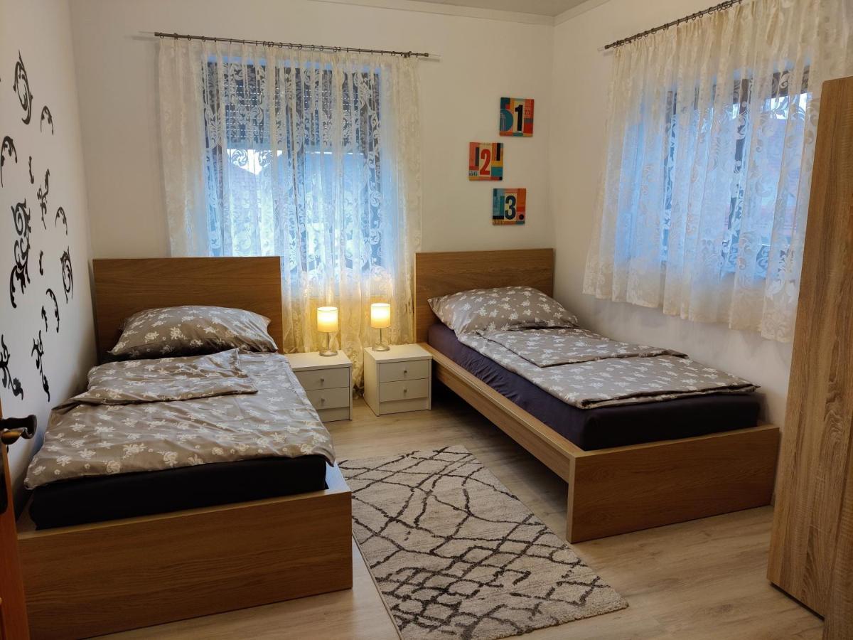 Holiday Home In Quiet Beautiful Area With Two Separate, Modern, Furnished Apartments Deutsch-Wagram Eksteriør bilde