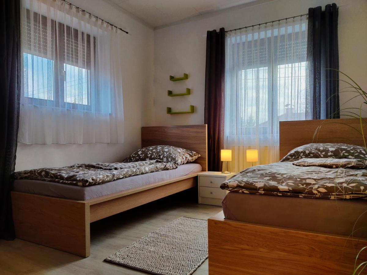 Holiday Home In Quiet Beautiful Area With Two Separate, Modern, Furnished Apartments Deutsch-Wagram Eksteriør bilde