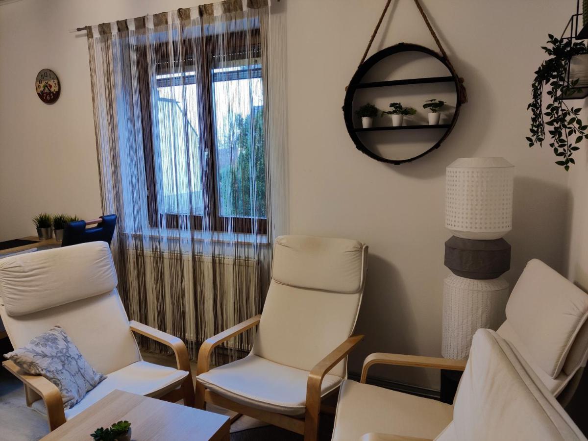 Holiday Home In Quiet Beautiful Area With Two Separate, Modern, Furnished Apartments Deutsch-Wagram Eksteriør bilde