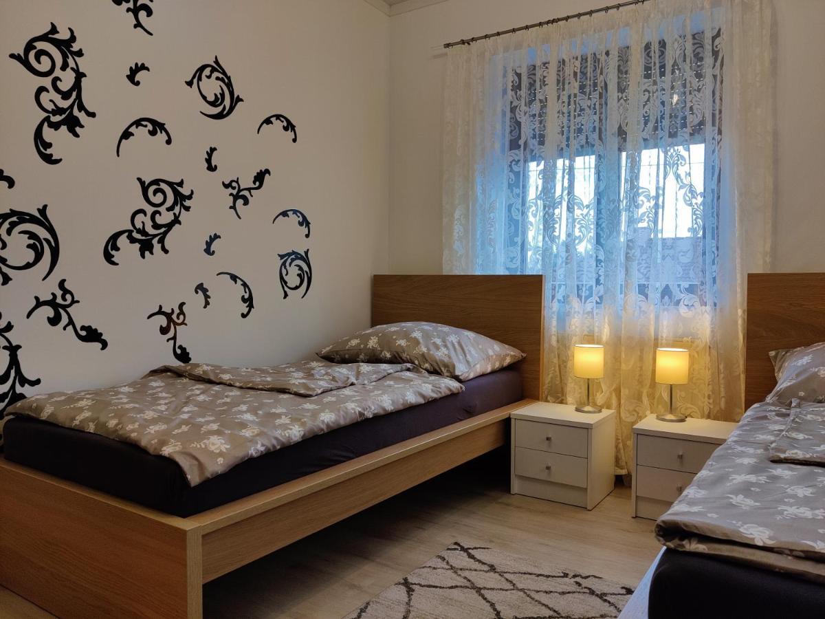Holiday Home In Quiet Beautiful Area With Two Separate, Modern, Furnished Apartments Deutsch-Wagram Eksteriør bilde