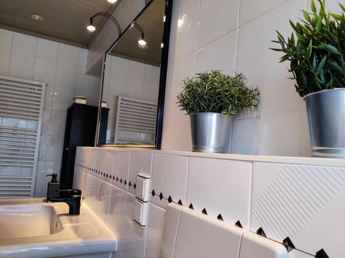 Holiday Home In Quiet Beautiful Area With Two Separate, Modern, Furnished Apartments Deutsch-Wagram Eksteriør bilde