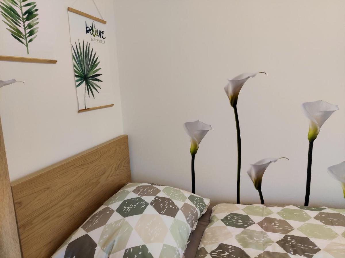 Holiday Home In Quiet Beautiful Area With Two Separate, Modern, Furnished Apartments Deutsch-Wagram Eksteriør bilde